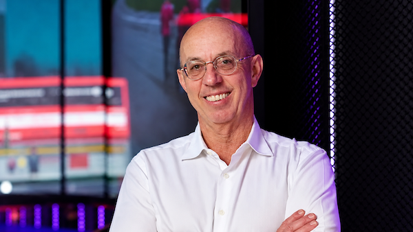 Gli, Gavin Isaacs nel Cda come consulente
